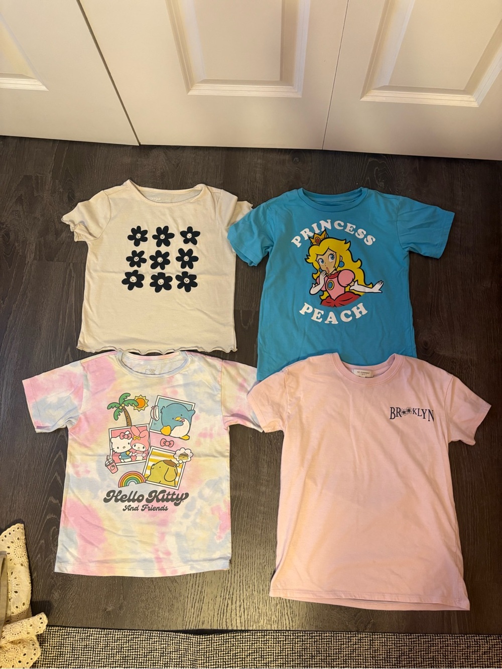 Girls LOT- Assorted Girls Graphic Tees - size small